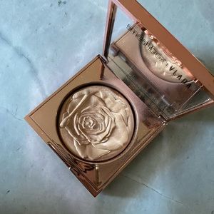 Smashbox + Vlada Petal Metal Highlighter
